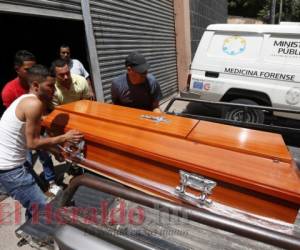 Después del mediodía fue reclamado el cadáver de la víctima. Foto: Marvin Salgado / EL HERALDO.