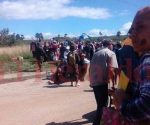 En las afueras de la PN hay decenas de personas esperando poder ingresar a ver a sus familiares. Foto: EL HERALDO
