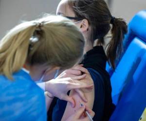 Estados Unidos posee más de 10 millones de dosis de la vacuna AstraZeneca para su uso una vez logre aprobarse en el país. FOTO: AP