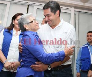 Doña Elvira Alvarado, junto a su hijo, Juan Orlando Hernández en una reunión tiempo atrás.