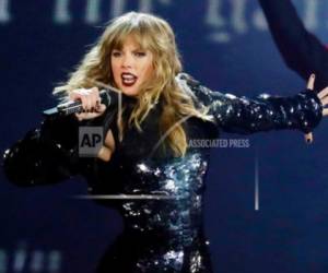 En esta foto del 8 de mayo del 2018, Taylor Swift durante un concierto de su gira 'Reputation' en Glendale, Arizona. Swift abrirá la ceremonia de los American Music Awards el 9 de octubre del 2018 en Los Angeles.