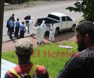El cuerpo de una mujer fue encontrado tirado a la orilla de la carretera en el kilómetro 22 que de Tegucigalpa conduce al municipio de Danlí, en el departamento de El Paraíso, al oriente de Honduras. Las autoridades dijeron que se trata de la esposa de Lucio Rivera, un temido criminal de Olancho. Foto: EL HERALDO