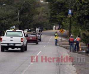 Personal de la compañía encargada de la obra trabaja lentamente en la zona. Foto: Emilio Flores | EL HERALDO