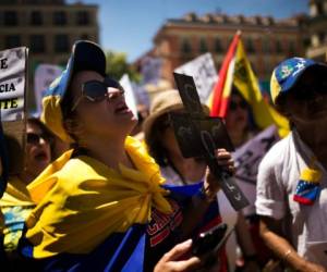 Decenas de venezolanos durante la protesta en Madrid, España. (AP Photo/Francisco Seco)