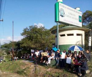 Familiares y amigos de Kevin Solórzano realizaron un nuevo plantón afuera del Fuerte Cabañas. (Fotos: Digna Aguilar)