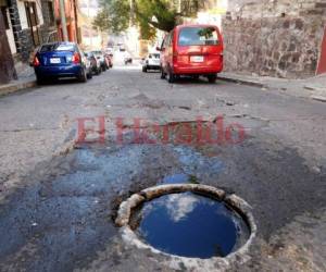 Debido a las grietas que se formaban en la zona, la calle cada día se deterioraba más. Foto: Johny Magallanes/EL HERALDO