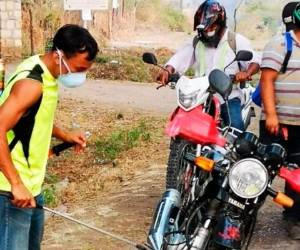El lateral zurdo desinfecta en la entrada de Cantarranas.