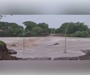 El río Goascorán mantiene incomunicadas a varias zonas de Valle.