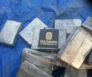 Uno de los envoltorios contenía una etiqueta de una cerveza colombiana, los cuales venían adentro de un saco.