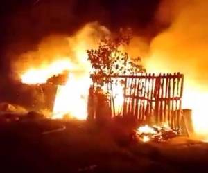 El pavoroso incendio fue captado en video en momentos en que los bomberos luchaban por aplacar las llamas.