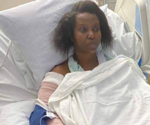 Triste por la muerte de su esposo, pero agradecida con Dios así se encuentra la exprimera dama de Haití, mientras está postrada en la cama de un hospital. Foto: @martinejmoise/Twitter