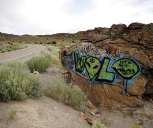 En esta fotografía del 22 de julio de 2019 se muestra un graffiti con temática de aliens sobre una roca de una carretera de Rachel, Nevada, una localidad cercana al Área 51. Foto: AP.