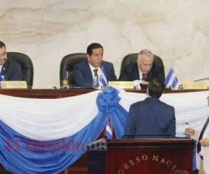 Los cabildeos entre directivos y diputados fueron evidentes ayer durante la sesión legislativa. Foto: Efrain Salgado/ EL HERALDO