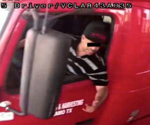 Cámaras de seguridad captaron al conductor del camión pasando por un punto de control.