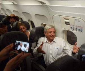 El presidente electo de México, Andrés Manuel López Obrador, estuvo más de tres horas varado en el aeropuerto de Huatulco, debido al mal clima. Foto cortesía Twitter