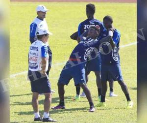 Romell Quioto trabaja bajo la mirada del DT colombiano Jorge Luis Pinto (Foto: EL HERALDO)