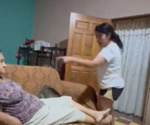 La grabación muestra una discusión entre una mujer de 37 años y su madre, quien permanecía sentada en un sofá cuando comenzó el intercambio de palabras.