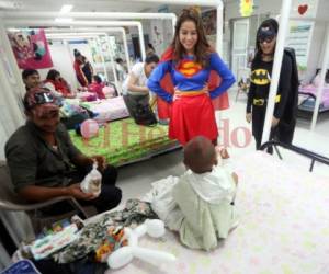 Los voluntarios llegaron al hospital vestidos de superhéroes. Fotos: Johny Magallanes/EL HERALDO
