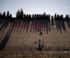 Los arrestos involucraron a varios grupos grandes de migrantes que cruzaron la frontera ilegalmente el martes por la noche y el miércoles. Foto Imagen de referencia AP