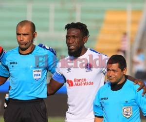 Momento en el que Hendry Thomas posa con los árbitros del partido Olimpia vs Marathón. (Foto: Ronal Aceituno / Grupo Opsa)
