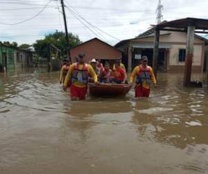 Las personas que ya habían retornado a sus viviendas con la intención de comenzar a limpiar y recuperar lo poco que les quedó tuvieron que volver a evacuar porque todo de inundó de nuevo.