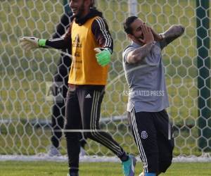 En primera línea, Maluma siguió los ejercicios de los jugadores dirigidos por Juan Carlos Osorio. (Foto: AFP)