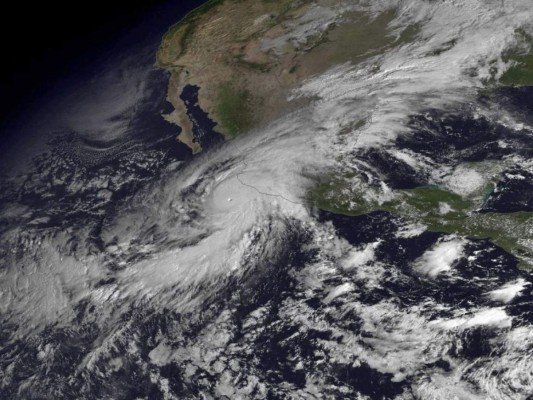 Dolores se estaba adentrando en los estados de Michoacán, Colima, Jalisco y Nayarit pero se prevé que se debilite según avance hacia el interior y choque contra la Sierra Madre Occidental. FOTO CORTESÍA: NOAA-AP