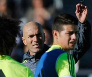 Zinedine Zidane, entrenador del Real Madrid de España junto al colombiano James Rodríguez.