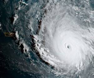 María rápidamente toma fuerzas y se convierte en huracán categoría 4. Foto: AP