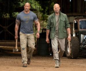 Dwayne Johnson, izquierda, y Jason Statham en una escena de 'Fast & Furious Presents: Hobbs & Shaw' en una imagen proporcionad por Universal Pictures. (Daniel Smith/Universal Pictures vía AP)