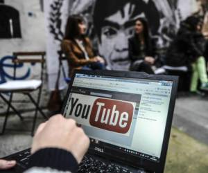 YouTube ya habría adaptado su infraestructura técnica y mantenido discusiones con la mayoría de los grandes grupos de televisión estadounidenses. (foto AFP)