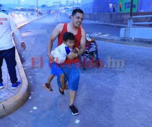 El caos se apoderó del partido de semifinal entre Olimpia y Lobos UPNFM después que finalizaron los 90 minutos. Afuera del Estadio Nacional y en graderías hubo incidentes con gases lacrimógenes. Fotos David Romero| Ronal Aceituno