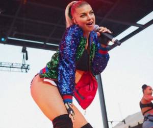 Fergie desafió a sus críticos y a todo el público de Instagram al publicar una fotografía en la que aparece sin ropa, solo con un par de zapatos.