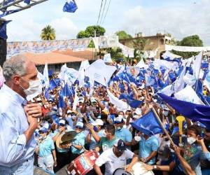 El candidato del Partido Nacional ante multitud de simpatizantes en Olancho.
