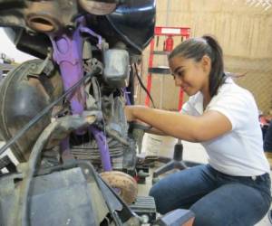 Youdy Hernández desistió de viajar a otro país en busca de empleo y se forma en mecánica de motocicleta en la Escuela Taller. Foto Juan César Díaz.