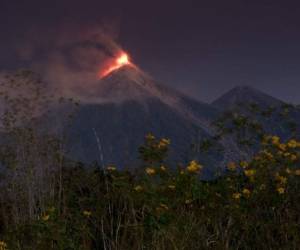 El volcán, de 3,763 metros de altura, incrementó en las últimas horas su actividad eruptiva.