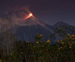 El volcán, de 3,763 metros de altura, incrementó en las últimas horas su actividad eruptiva.