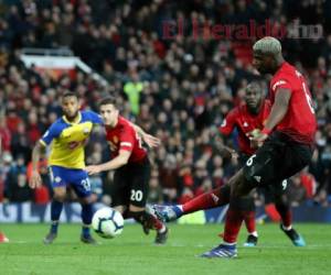 Paul Pogba, del Manchester United, pierde un penal, durante el partido de fútbol de la Premier League inglesa entre Manchester United y Southampton en Old Trafford, en Manchester, Inglaterra, el sábado 2 de marzo de 2019. (Martin Rickett / PA vía AP)