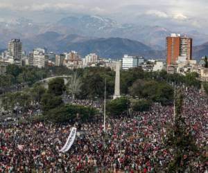 En la Plaza Italia se reunieron miles de chilenos en protesta contra el gobierno de Piñera. Foto: Agencia AP.