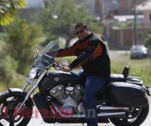 Estar dentro de un casco le hace sentir la persona más libre del universo. Fotos: Johny Magallanes/EL HERALDO