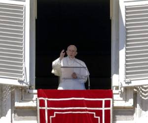 El papa Francisco ofrece una bendición desde la ventana de su estudio con vista a la Plaza de San Pedro. (Foto: AP)