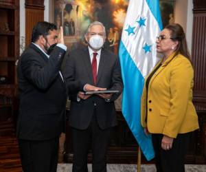 El literato fue juramentado por la presidenta Xiomara Castro en presencia del Canciller de la República, Enrique Reina.