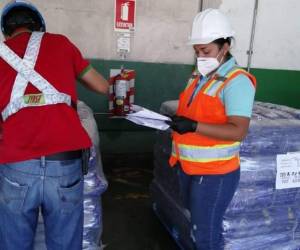 También llegan batas quirúrgicas, overoles, barreras, termómetros, equipo e insumos de limpieza y de bioseguridad entre otros insumos para hacer frente al covid-19.