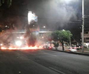 Los protestantes lanzaron llantas a lo largo de la calle y les prendieron fuego para evitar que los carros que van con ruta hacia el bulevar Los Próceres, puedan pasar.
