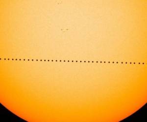 Imagen compuesta proporcionada por NASA de Mercurio pasando justo entre el Sol y la Tierra el 9 de mayo de 2016 en un tránsito que duró siete horas y media. Foto: Nasa.