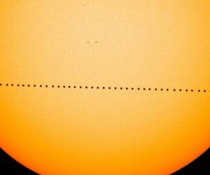 Imagen compuesta proporcionada por NASA de Mercurio pasando justo entre el Sol y la Tierra el 9 de mayo de 2016 en un tránsito que duró siete horas y media. Foto: Nasa.