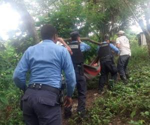 Improvisando una camilla hecha con hamacas, los agentes junto a pobladores de la zona iniciaron el traslado de las heridas.