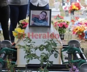 Una foto del pequeño en vida fue colocado encima del ataúd. Foto Estalin Irías| EL HERALDO