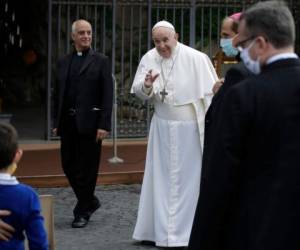 El papa Francisco saluda a un niño. Foto AFP