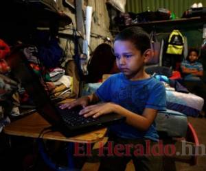 Dylan Salinas se mostró contento al recibir su nueva computadora. Foto: Emilio Flores/El Heraldo